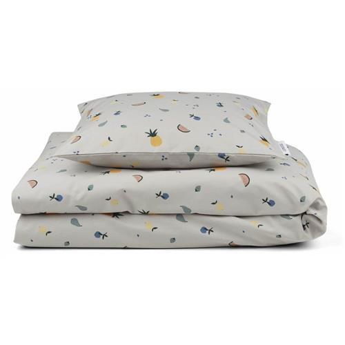 Se Liewood Ingeborg Junior Sengetøj Sæt Fruit/Dove Blue | Blå | 0 ved Babyshop