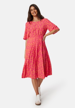 Se Happy Holly Eloise pleated dress Cerise / Patterned 32/34 ved Bubbleroom