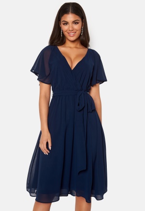 Se Goddiva Flutter Chiffon Midi Dress Dark blue XS (UK8) ved Bubbleroom