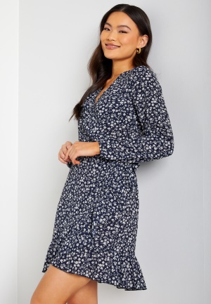 Se ONLY Carly L/S Wrap Dress Night Sky AOP:White 38 ved Bubbleroom