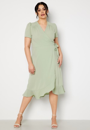 Se John Zack Curve Short Sleeve Wrap Frill Curve Dress Sage Green 52 (UK24) ved Bubbleroom