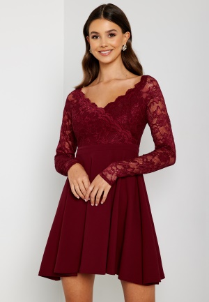 Se Goddiva Long Sleeve Lace Skater Dress Wine XXS (UK6) ved Bubbleroom