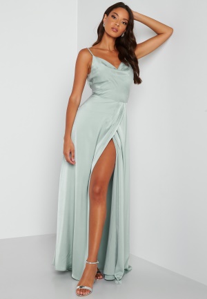 Se Bubbleroom Occasion Waterfall High Slit Satin Gown Dusty green 34 ved Bubbleroom