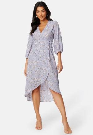 Se Happy Holly Ria high low dress Light blue / Patterned 32/34 ved Bubbleroom