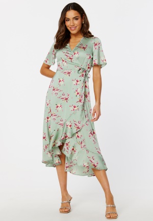 Se BUBBLEROOM Pauletta Wrap Dress Dusty green / Patterned 34 ved Bubbleroom