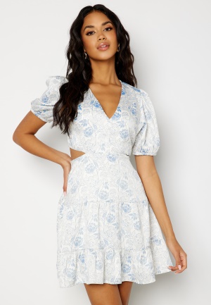 Se BUBBLEROOM Camille Dress Blue / Floral 46 ved Bubbleroom