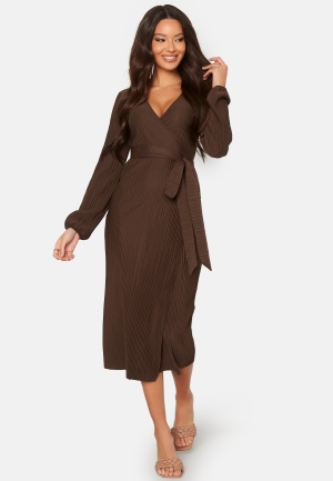 Se BUBBLEROOM Pleated Wrap Midi Dress Brown S ved Bubbleroom