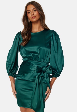 Se BUBBLEROOM Nellie Satin Dress Dark green 34 ved Bubbleroom