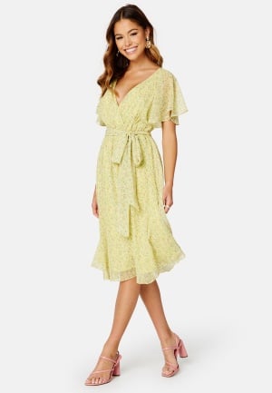 Se Goddiva Ditsy Flutter Sleeve Midi Dress Soft Lemon XS (UK8) ved Bubbleroom