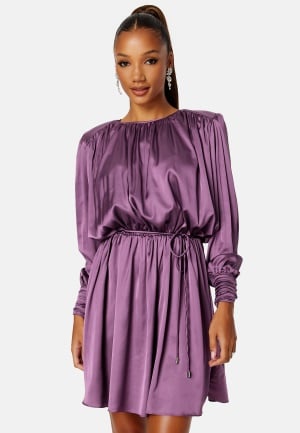 Se BUBBLEROOM Klara Satin Dress Dark purple XS ved Bubbleroom