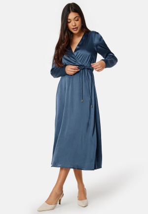 Se Bubbleroom Occasion Rae Satin Dress Dusty blue L ved Bubbleroom