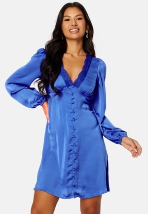 Se BUBBLEROOM Lucinda satin dress Blue 34 ved Bubbleroom