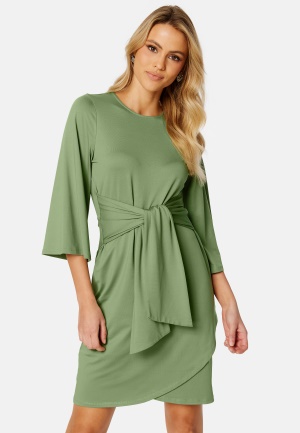 Se Happy Holly Petra tie dress Dusty green 32/34 ved Bubbleroom