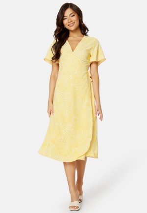 Se VILA Lovie S/S Wrap Midi Dress Yellow/Patterned 34 ved Bubbleroom