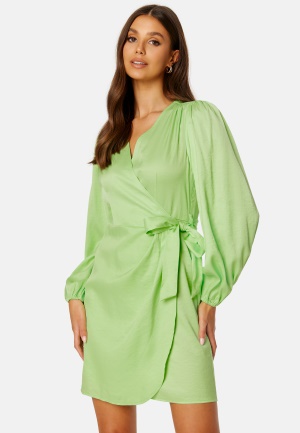 Se SELECTED FEMME Stine LS Short Wrap Dress Pistachio Green 36 ved Bubbleroom