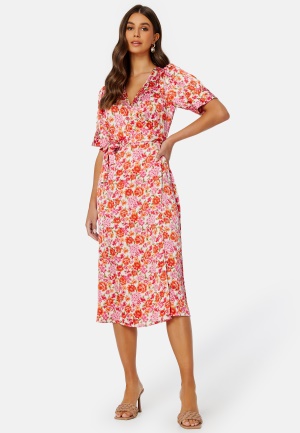 Se VILA Naria S/S Wrap Midi Dress Tigerlily AOP:MIS 34 ved Bubbleroom