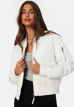 Se BUBBLEROOM Diane Bomber Jacket Cream M ved Bubbleroom