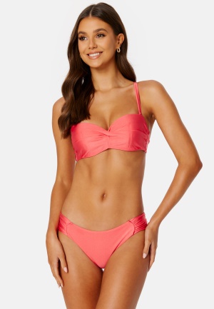 Se BUBBLEROOM Mila Twisted Bikini Top Coral 70C ved Bubbleroom