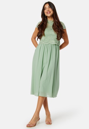 Se Bubbleroom Occasion Jolie Short Sleeve Midi Dress Dusty green 34 ved Bubbleroom