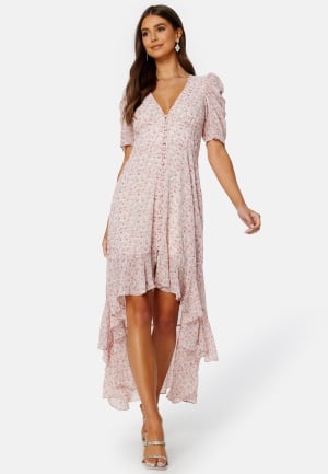 Se BUBBLEROOM Summer Luxe High-Low Midi Dress Pink / Floral 34 ved Bubbleroom