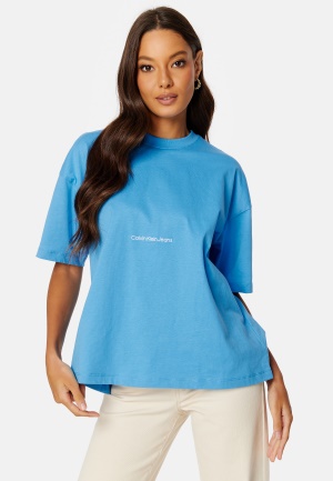 Se Calvin Klein Jeans Institutional Boyfriend Tee CY0 Blue Crush XS ved Bubbleroom