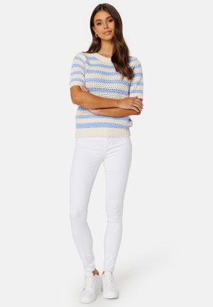 Se SELECTED FEMME Alby SS Knit O-Neck Birch Stripes:BLUE H XS ved Bubbleroom