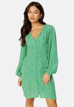 Se ONLY Leonora L/S V-Neck Dress Jelly Bean AOP:Mini L ved Bubbleroom