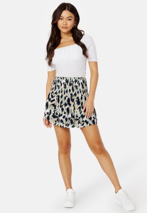 Se VERO MODA Menny Mini Smock Skirt Navy Blazer AOP: Met L ved Bubbleroom