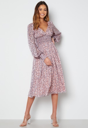 Se Goddiva Ditsy Long Sleeve Shirred Midi Dress Blush XXL (UK18) ved Bubbleroom