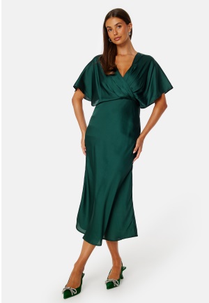 Se Bubbleroom Occasion Selena Satin Dress Dark green 38 ved Bubbleroom