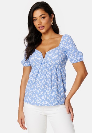 Se BUBBLEROOM Manda puff sleeve top Blue / Floral S ved Bubbleroom