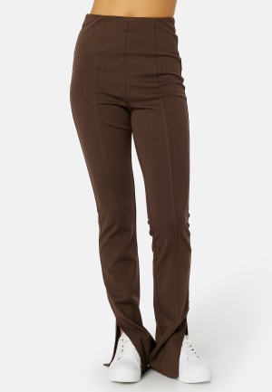 Se BUBBLEROOM Sofi slit trousers Dark brown 2XL ved Bubbleroom