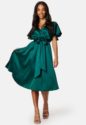 Se Goddiva Flutter Sleeve Satin Midi Dress Green XS (UK8) ved Bubbleroom