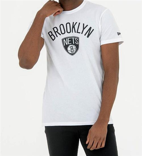 Se New Era New Era T-shirt - Brooklyn Nets - Hvid ved KidsWorld