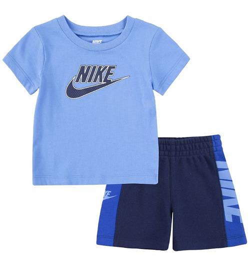 Se Nike Nike ShortssÃ¦t - T-shirt/Shorts - Amplify - Midnight Navy ved KidsWorld