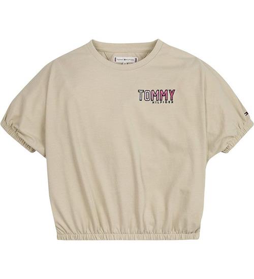 Se Tommy Hilfiger Tommy Hilfiger T-shirt - Cropped - Tommy Embro - Savannah Sand ved KidsWorld