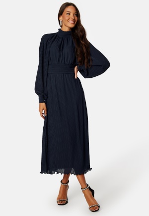 Se Bubbleroom Occasion Esme Pleated Dress Navy 34 ved Bubbleroom