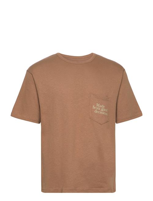 Se Zen Running Club Mfgd Pocket Tee Zen Running Club Brown ved Booztlet