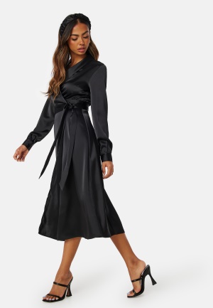 Se BUBBLEROOM Terilee Satin Wrap Dress Black 34 ved Bubbleroom