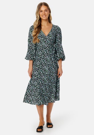 Se Object Collectors Item Leonora Wrap Midi Dress Black AOP:FERN GREEN 34 ved Bubbleroom