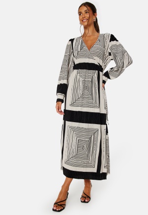 Se Object Collectors Item Tobina L/S Wrap Dress Black Det: White 34 ved Bubbleroom