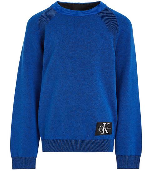 Se Calvin Klein Bluse - Strik - Two Toned Badge - Kettle Blue ved KidsWorld