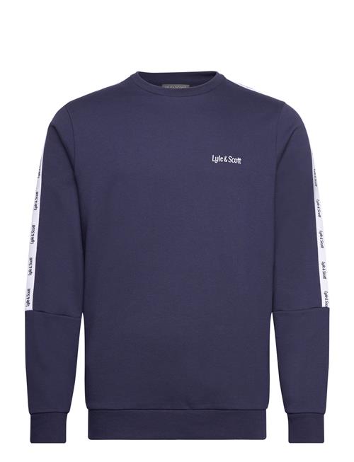 Se Lyle & Scott Sport Tape Crewneck Lyle & Scott Sport Navy ved Booztlet