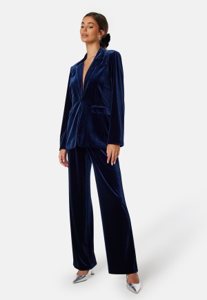 Se Bubbleroom Occasion Maya Velvet Trousers Navy 34 ved Bubbleroom