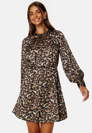 Se BUBBLEROOM Catalina Satin Dress Leopard 34 ved Bubbleroom