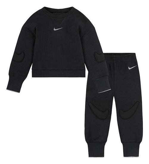 Se Nike Nike Bluse/Bukser - Rib - Sort m. Logoer ved KidsWorld