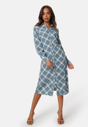 Se VERO MODA Vmginas betine LS calf dress Coronet Blue AOP:Bet M ved Bubbleroom