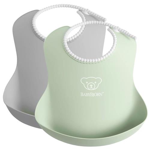 Se BabyBjörn 2-pak Hagesmækker Powder Green/Grey | Grå | 0-3 ved Babyshop