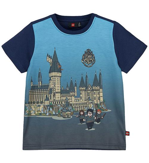 Se LEGOÂ® Wear LEGOÂ® Harry Potter T-shirt - LWTano 116 - Dark Navy m. Hogwarts ved KidsWorld