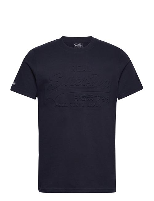 Se Superdry Embossed Vl T Shirt Superdry Navy ved Booztlet